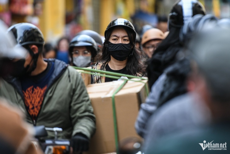 15h, cảnh ùn tắc vẫn tiếp diễn. Nhiều người đi qua nhăn mặt vì phải chờ đợi để nhích từng chút.