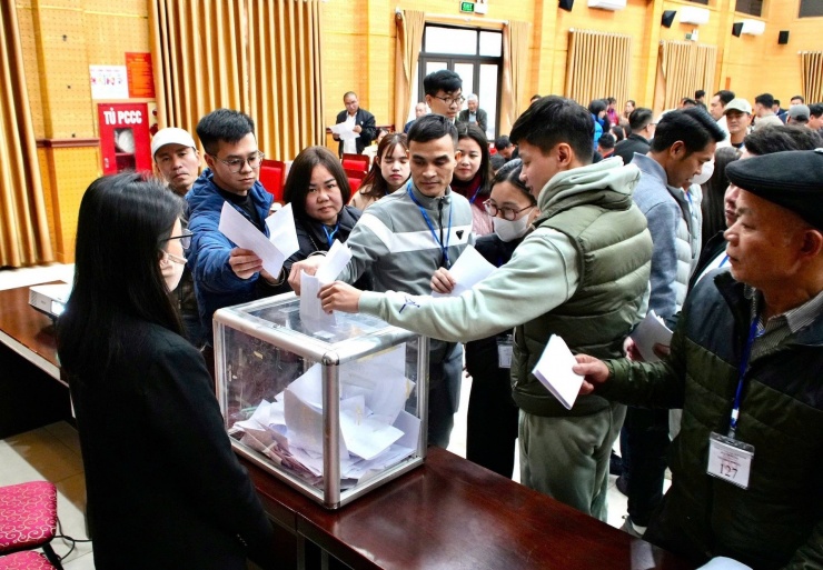 Khách hàng tham gia bỏ phiếu đấu giá đất tại xã Tây Phương ngày 8/2. Ảnh: Cổng thông tin xã Tây Phương