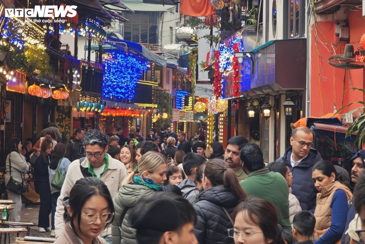 Phố cà phê đường tàu chật kín khách ngày giáp Tết, bất chấp cảnh báo an toàn - 2