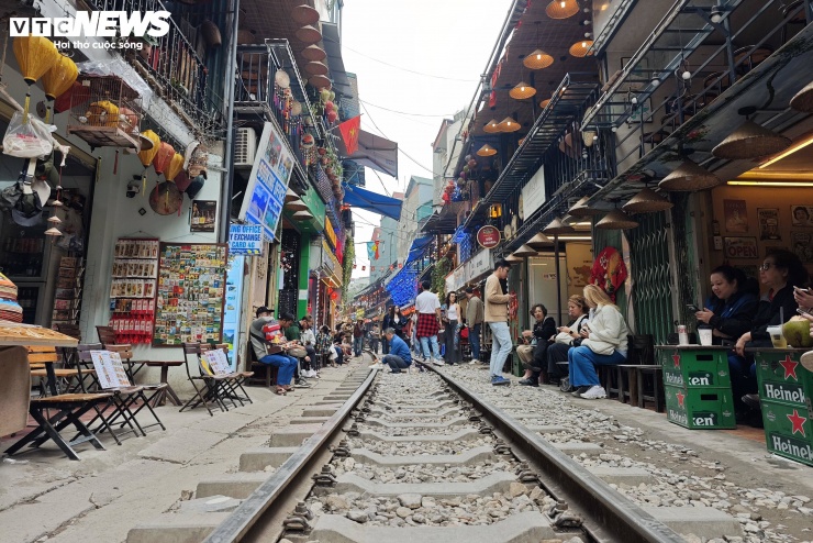 Phố cà phê đường tàu chật kín khách ngày giáp Tết, bất chấp cảnh báo an toàn - 3