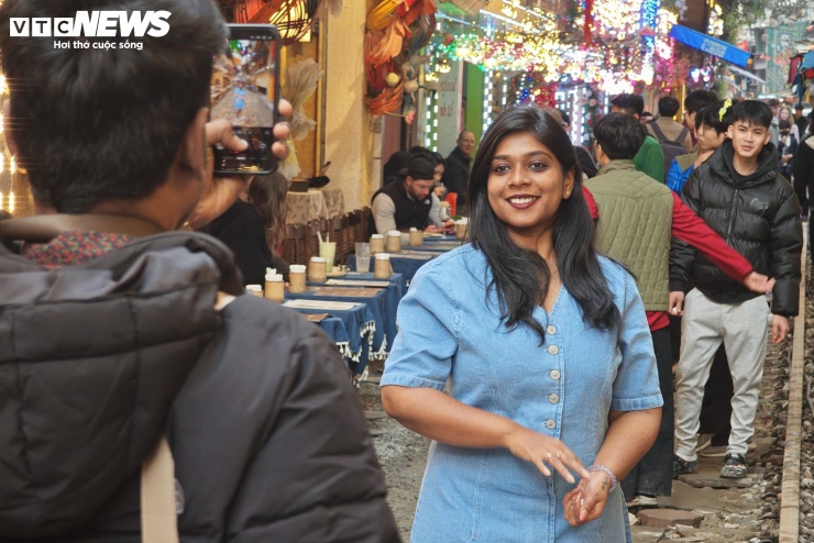 Phố cà phê đường tàu chật kín khách ngày giáp Tết, bất chấp cảnh báo an toàn - 4