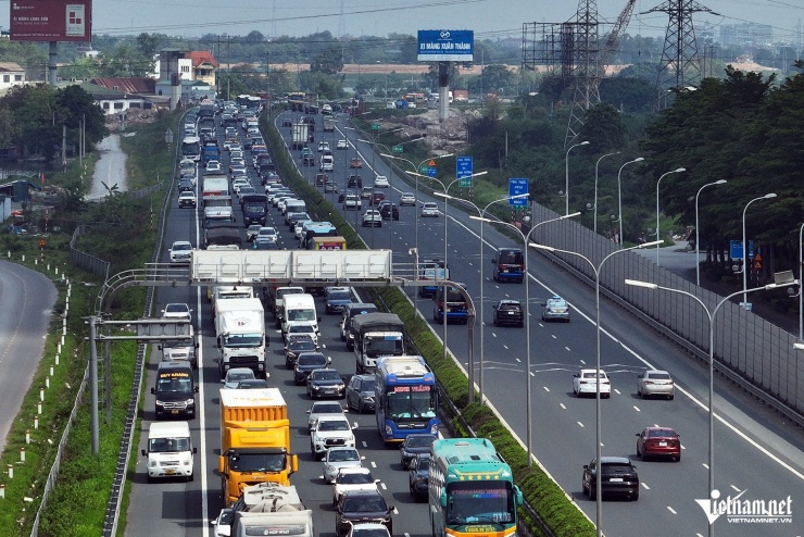 Cảnh sát có phương án phân luồng khi xảy ra ùn tắc. Ảnh: Đình Hiếu