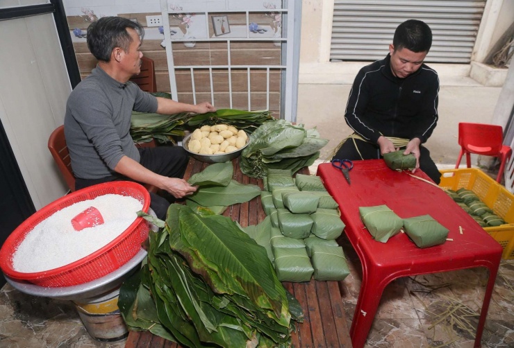 Thời điểm này, tại làng Vĩnh Hòa, tỉnh Nghệ An, nhà nào cũng đang tất bật gói bánh chưng để kịp giao các đơn hàng cho khách.&nbsp;