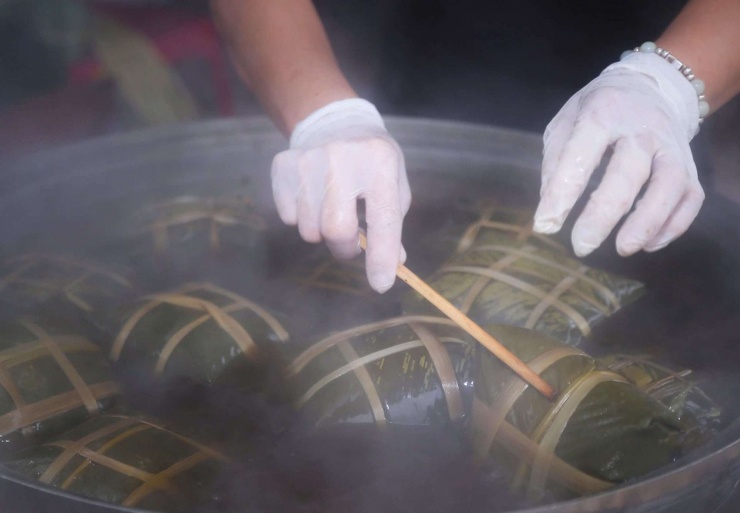 Làng này ở Nghệ An có hàng trăm nhà đang gói bánh chưng, đỏ lửa cả ngày vẫn không kịp giao hàng cho khách - 3