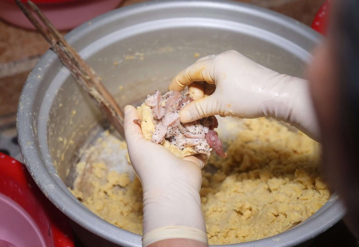 Tại làng Vĩnh Hòa, xã Yên Thành, tỉnh Nghệ An có hơn 200 hộ làm nghề gói bánh chưng.&nbsp;