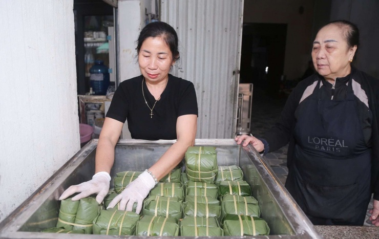 Làng này ở Nghệ An có hàng trăm nhà đang gói bánh chưng, đỏ lửa cả ngày vẫn không kịp giao hàng cho khách - 6