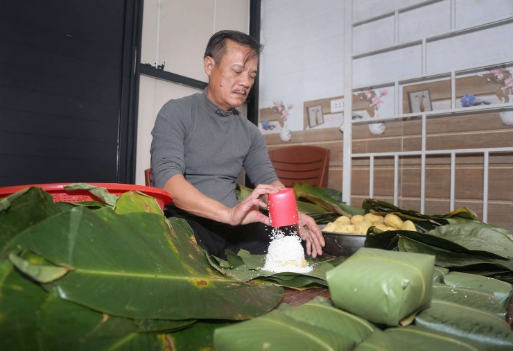 Người dân làng Vĩnh Hoà, xã Yên Thành, tỉnh Nghệ An đầu tư thêm hệ thống nồi điện công suất lớn để nấu bánh chưng. Nhờ được nấu bằng nồi điện, chất lượng bánh đảm bảo, năng suất tăng cao.