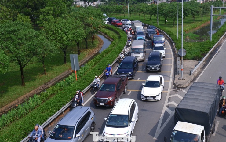 Ô tô từ đường Võ Văn Kiệt nối đuôi nhau di chuyển chậm qua cầu vượt để nhập làn vào quốc lộ 1.