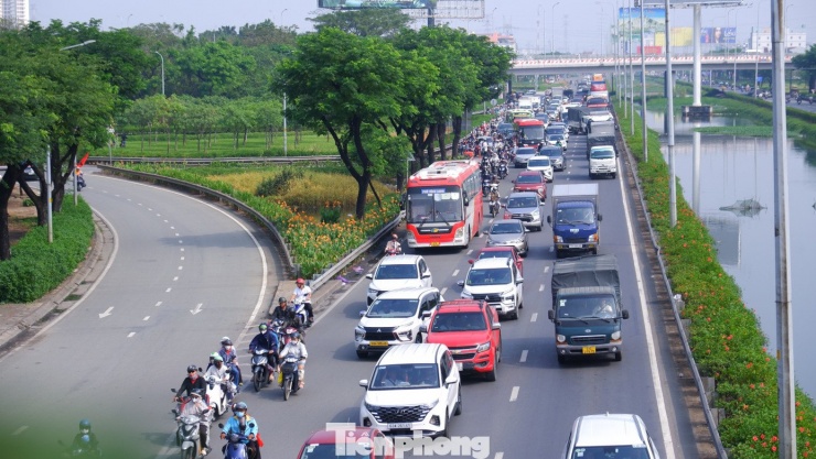 Đường Lê Khả Phiêu (quốc lộ 1) - cửa ngõ phía Tây TPHCM vào lúc 10 giờ ngày 12/2 (25 tháng Chạp).