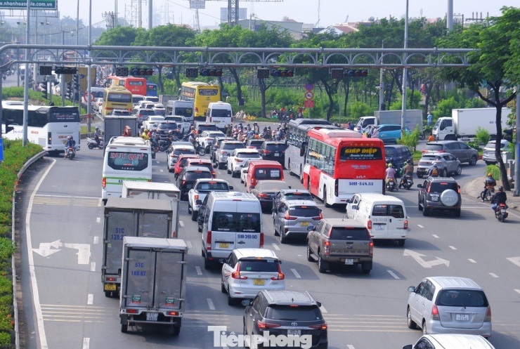 Đoạn đường Lê Khả Phiêu từ nút giao đường Hưng Nhơn đến cầu Bình Điền 1 và khu vực giao với đường Nguyễn Hữu Trí, dòng xe nối đuôi nhau, nhích từng chút. Nhiều thời điểm, dòng xe ô tô gần như đứng yên.