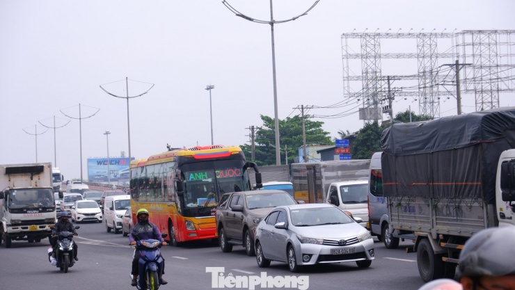 Dòng phương tiện nối đuôi di chuyển chậm qua cầu vượt nút giao Bình Thuận.