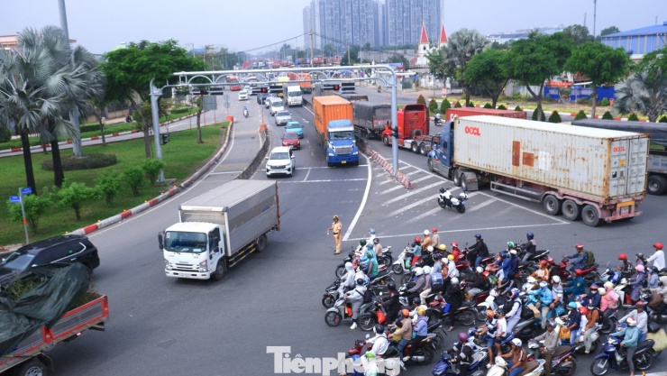 Lực lượng CSGT túc trực tại các "điểm nóng" để điều tiết, phân luồng giao thông.