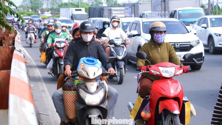 Dòng người và phương tiện di chuyển trên tuyến quốc lộ 1 hướng về các tỉnh, thành miền Tây Nam Bộ.