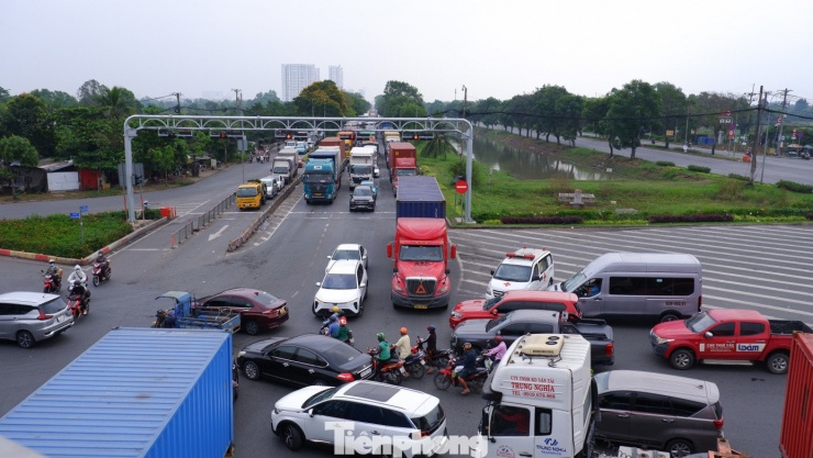 Không chỉ quốc lộ 1 (đường Lê Khả Phiêu), tình trạng ùn tắc còn lan sang các tuyến đường kết nối như Nguyễn Văn Linh, Nguyễn Hữu Trí…