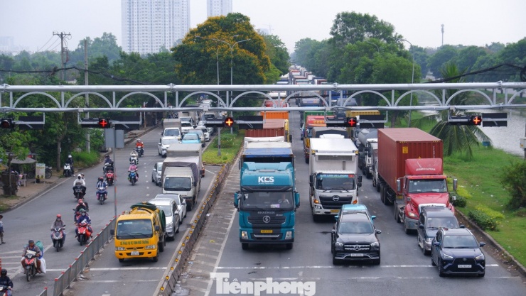 Hàng dài ô tô, xe tải, container xếp hàng trên đường Nguyễn Văn Linh.