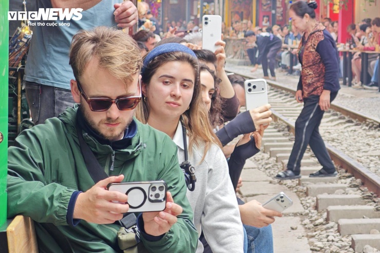Còn với Mark Jensen (du khách Đan Mạch), việc tới cà phê đường tàu là trải nghiệm "độc nhất vô nhị". "Ở châu Âu chắc chắn không có quán cà phê nào sát đường ray như vậy. Khi tàu tới, cảm giác rất hồi hộp, tim đập nhanh hơn”, anh cho biết.