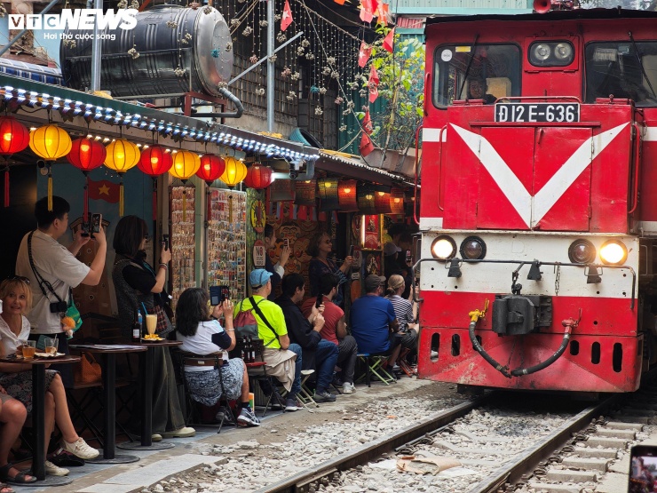 Tuy nhiên, khoảng cách giữa đoàn tàu và khu vực du khách đứng quan sát chỉ ở mức rất gần. Khi tàu chạy qua với tốc độ ổn định, nhiều người có phản xạ lùi lại do sức gió và tiếng ồn lớn. 