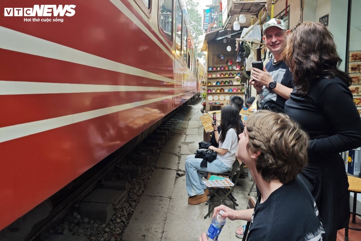 Chia sẻ với phóng viên, chị H., chủ một quán cà phê hoạt động tại đây hơn 5 năm, cho biết: “Chúng tôi nắm rất rõ lịch tàu. Trước khi tàu đến đều có người nhắc nhở, thu dọn đồ đạc. Bao nhiêu năm nay vẫn làm như vậy”.