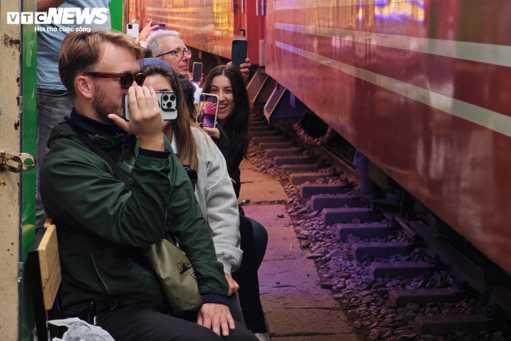 Dù đã được nhắc nhở, vẫn có trường hợp du khách cố gắng đưa điện thoại ra sát đoàn tàu để quay chụp, tiềm ẩn nguy cơ mất an toàn.