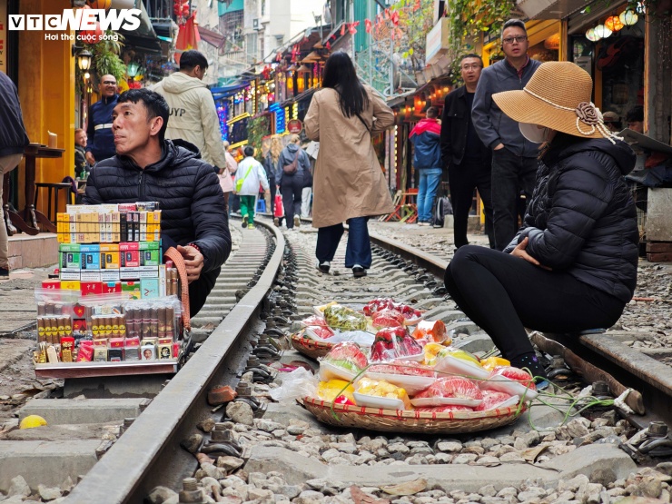 Bên cạnh các quán cà phê, khu vực lối vào còn có nhiều xe ôm và người bán hàng rong túc trực. Một số người chủ động tiếp cận, giới thiệu dịch vụ hoặc mời mua hàng lưu niệm. Việc mời chào diễn ra thường xuyên, trong không gian vốn đã chật hẹp, tạo thêm áp lực cho du khách lần đầu trải nghiệm.