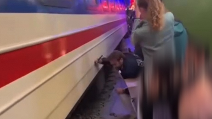 Khu vực này từng ghi nhận nhiều tình huống nguy hiểm: du khách mải chụp ảnh suýt ngã vào đoàn tàu, bàn ghế bị tàu quệt vào do đặt quá gần đường ray... Những sự cố này từng làm dấy lên tranh cãi gay gắt về việc có nên tiếp tục để mô hình kinh doanh này tồn tại. (Ảnh cắt từ clip)