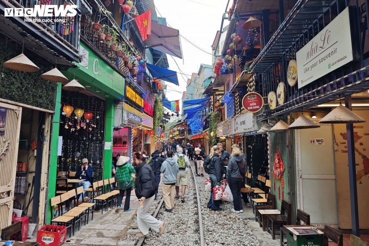 Ngày 6/1, UBND TP Hà Nội gửi văn bản đề nghị Bộ Xây dựng điều chỉnh tổ chức chạy tàu, trong đó dừng chạy tàu khách qua đoạn đường sắt “phố cà phê đường tàu” nhằm bảo đảm an toàn và phục vụ chỉnh trang khu phố cổ. 