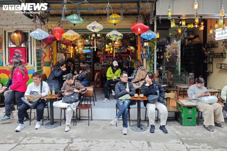 Nếu được chấp thuận, các tàu khách từ phía Nam sẽ dừng tại ga Hà Nội, còn từ phía Bắc sẽ dừng tại ga Gia Lâm, không còn chạy qua khu vực quán cà phê sát đường ray như trước.