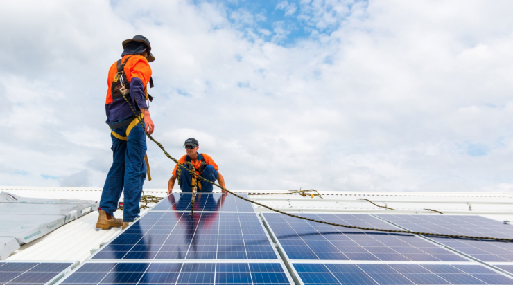 Có khoảng 4,3 triệu hệ thống điện mặt trời mái nhà được lắp đặt ở Úc. Ảnh: CEC