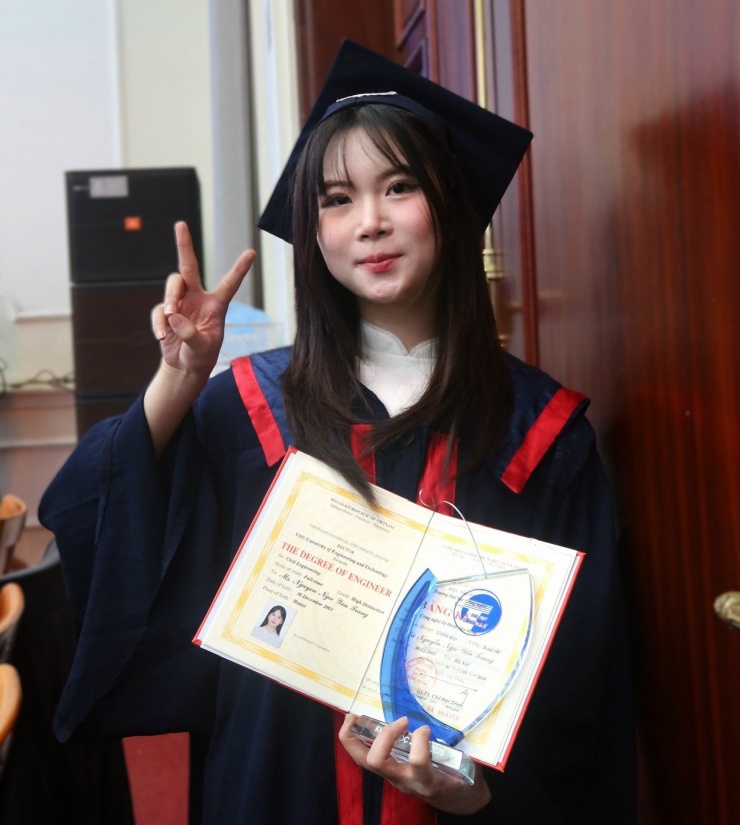 Vượt qua nhiều nam sinh, Nguyễn Ngọc Yến Trang (ngành Công nghệ kỹ thuật xây dựng) trở thành thủ khoa tốt nghiệp năm 2025 của Trường ĐH Công nghệ - ĐH Quốc gia Hà Nội. Ảnh: NVCC