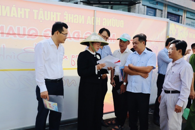 Bà Nguyễn Thị Ngọc Điệp, Phó Chủ tịch UBND TP Cần Thơ, cùng đại diện các sở, ngành đi kiểm tra đường hoa nghệ thuật