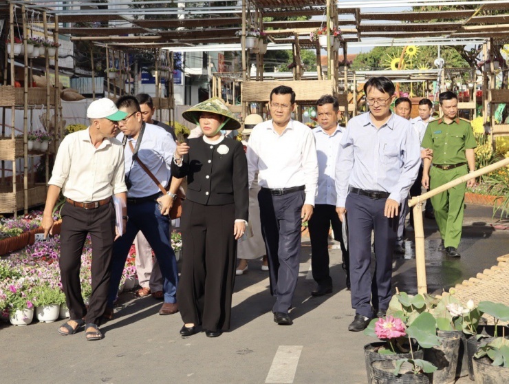 CLIP: Chiêm ngưỡng 8 linh vật ngựa cưỡi trên sóng hoa ở Cần Thơ - 1