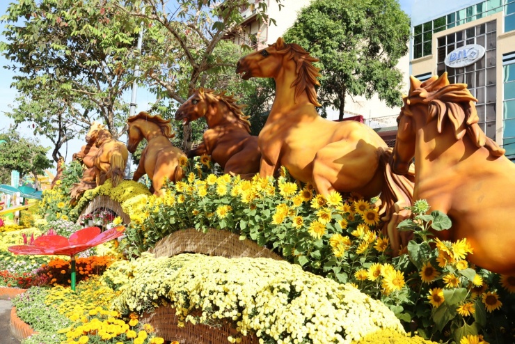 CLIP: Chiêm ngưỡng 8 linh vật ngựa cưỡi trên sóng hoa ở Cần Thơ - 3