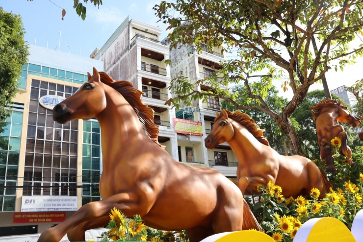 CLIP: Chiêm ngưỡng 8 linh vật ngựa cưỡi trên sóng hoa ở Cần Thơ - 6