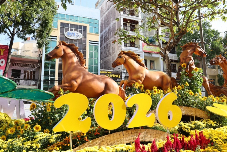 CLIP: Chiêm ngưỡng 8 linh vật ngựa cưỡi trên sóng hoa ở Cần Thơ - 5