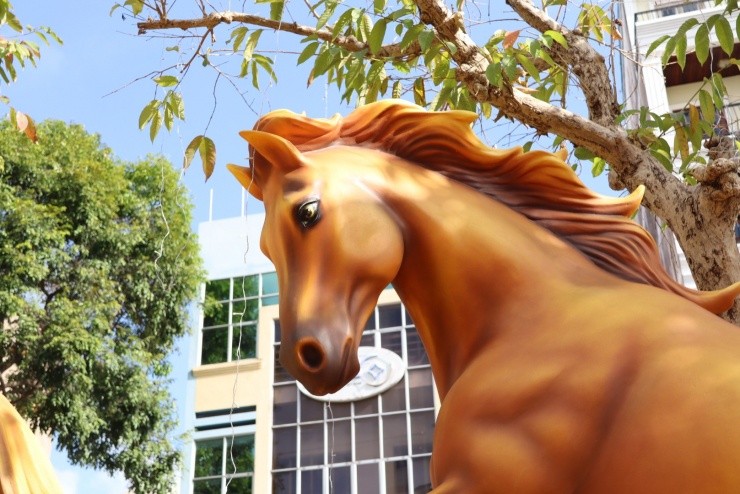 Ngoài ra, ở cổng chính còn có mô hình "tam mã phi nước đại" gồm 3 linh vật ngựa truyền tải thông điệp như lời chúc cho sự phát triển kinh tế, xã hội của thành phố đi lên bằng ý chí, nghị lực.