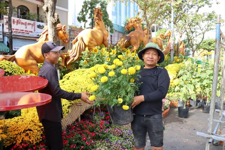 CLIP: Chiêm ngưỡng 8 linh vật ngựa cưỡi trên sóng hoa ở Cần Thơ - 9