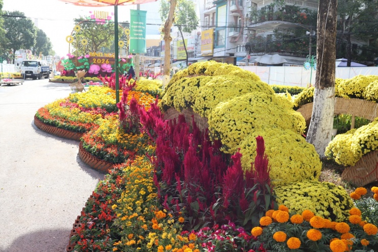 Công nhân đang tất bật thi công đường hoa để chuẩn bị cho ngày khai mạc