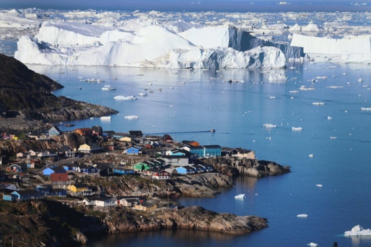 Những ngôi nhà sặc sỡ dưới ánh nắng hè Greenland. Ảnh: GettyImages.
