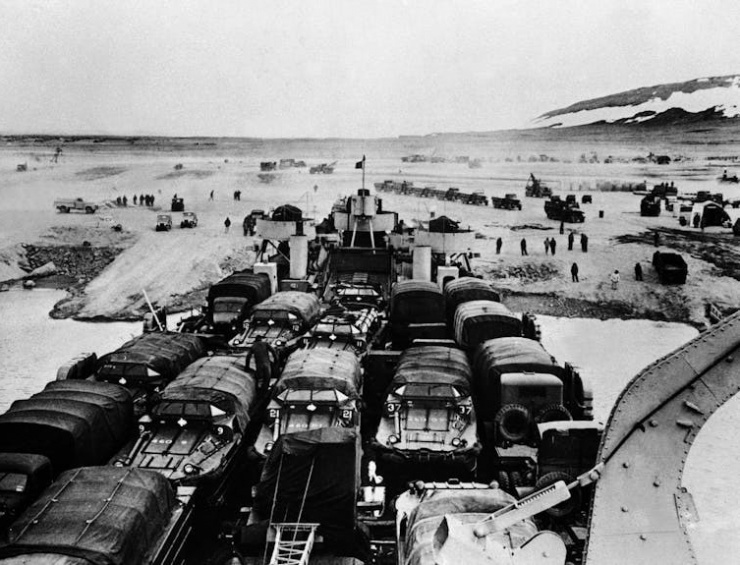 Phương tiện cơ giới Mỹ đưa đến Greenland xây dựng căn cứ năm 1951. Ảnh: GettyImages.