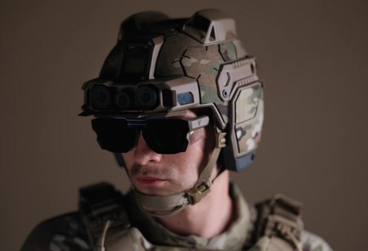 Hệ thống mũ bảo hộ thế hệ mới tích hợp cảm biến và thiết bị hỗ trợ nhận thức dành cho lực lượng tác chiến hiện đại.
