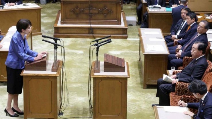 Bà Takaichi trong một lần trả lời chất vấn trước Quốc hội.