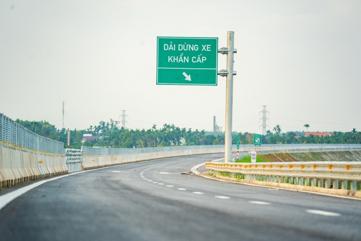 Các biển báo đã được lắp đặt trên tuyến cao tốc Quảng Ngãi - Hoài Nhơn.