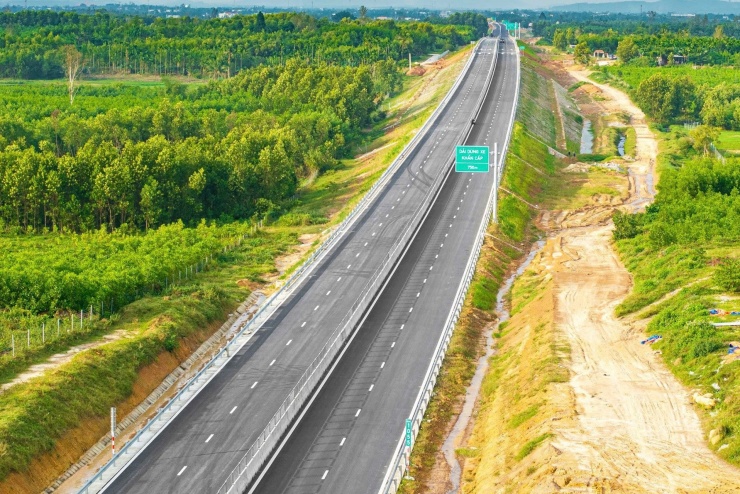 Cao tốc Quảng Ngãi - Hoài Nhơn có 4 làn xe. Ảnh: N.X