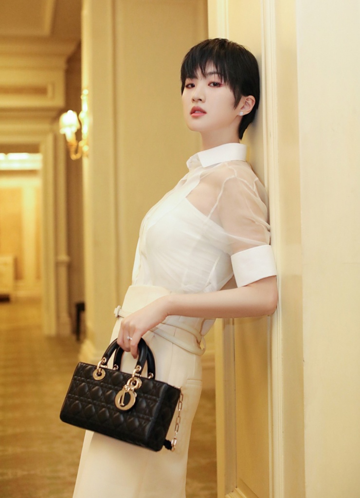 Diễn viên diện "cây" Dior tại một sự kiện thời trang.