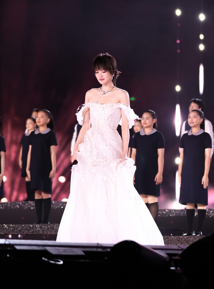 Cô chọn thiết kế trễ vai trình diễn tại chương trình nghệ thuật cuối năm ngoái.