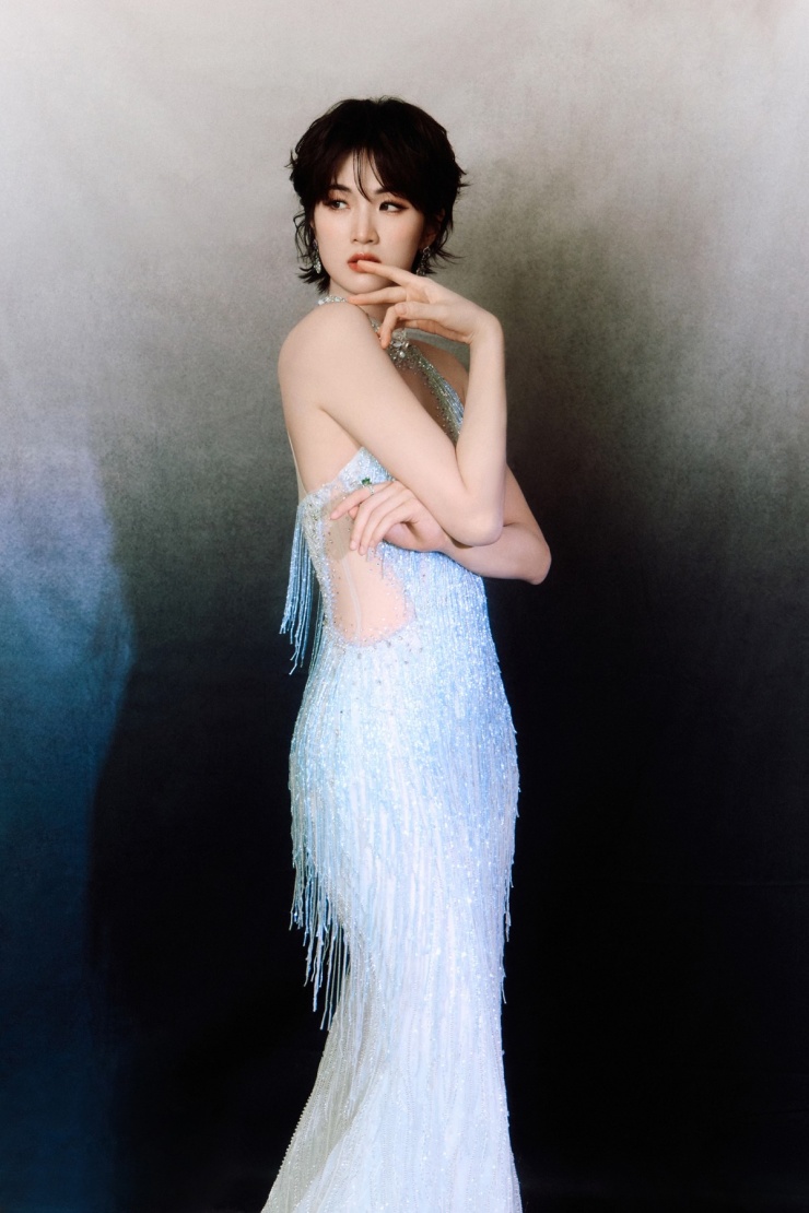 Theo Elle HK, Diêu An Na xây dựng hình ảnh trẻ trung, năng động và hiện đại. Cô toát khí chất vừa tự tin vừa thanh lịch.