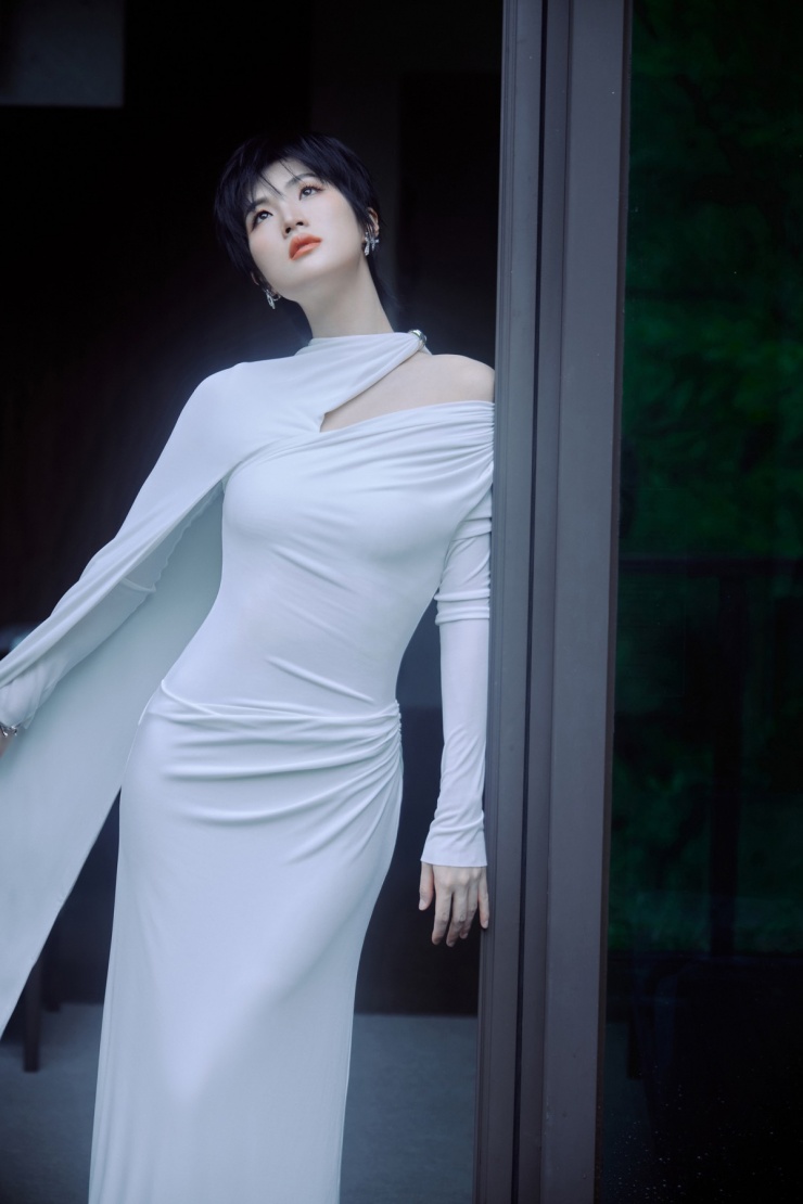 Diễn viên hiện quảng cáo cho một số thương hiệu quần áo, mỹ phẩm, sản phẩm công nghệ.