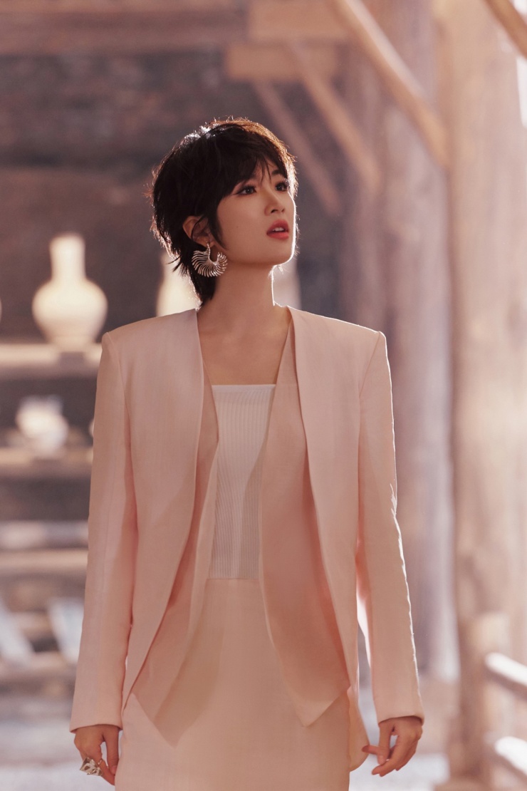 Trên Harper’s Bazaar, An Na từng nói gia thế khiến cô được chú ý nhiều hơn so với những người mới vào nghề khác, song đó cũng là nhược điểm. Cô phải nỗ lực hơn để vượt qua định kiến. Người đẹp cho rằng trong cuộc sống, mỗi người có thể được công nhận, cũng có thể bị nghi hoặc. Cô muốn sống theo ý nguyện của bản thân, coi việc "bị nghi hoặc" cũng là động lực để phát triển.