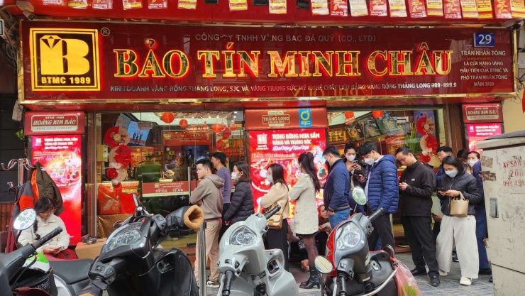 Nhiều người dân chờ mua vàng tại Bảo Tín Minh Châu (29 Trần Nhân Tông, Hà Nội). Ảnh: Thái Nguyễn