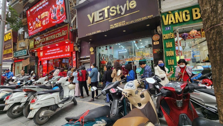 Dòng người xếp hàng chật kín vỉa hè tiếp tục xuất hiện trong ngày giá vàng nhẫn BTMC tăng trở lại.&nbsp;Ảnh: Thái Nguyễn